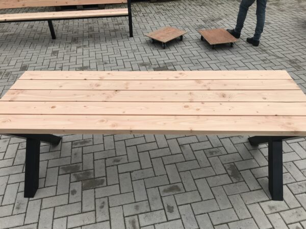 Douglas Tuintafel met Stalen X poten