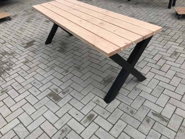 Douglas Tuintafel met Stalen X poten