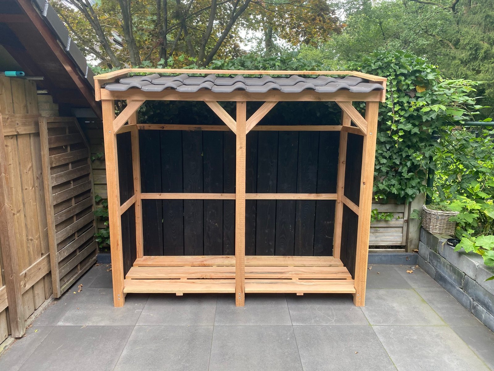 Douglas Haardhoutberging met Zwarte Zijpanelen – Stevige en Stijlvolle Houtopslag